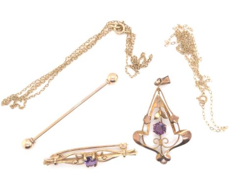 A CRAVAT / NECKTIE BAR, TOGETHER WITH A VINTAGE 9ct HALLMARKED GOLD AMETHYST BROOCH, TWO 9ct GOLD PENDANT CHAINS AND AN EDWAR