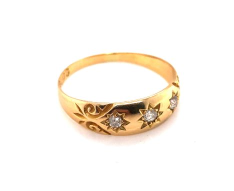 AN ANTIQUE HALLMARKED 18ct YELLOW GOLD THREE STONE OLD CUT DIAMOND GYPSY SET RING, THE DATE LETTER INDISTINCT. APPROX ESTIMAT