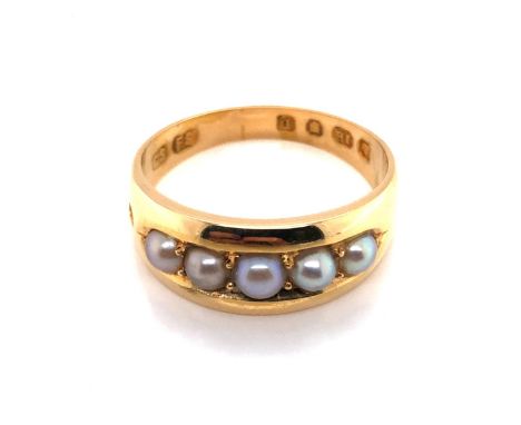 A VICTORIAN 18ct GOLD AND PEARL RING. THE FIVE PEARLS GRADUATED AND INSET. DATED 1879 LONDON. SPONSOR MARKS CS FS. FINGER SIZ