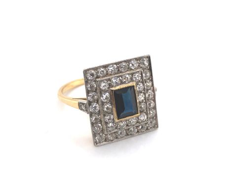 A VINTAGE SAPPHIRE AND DIAMOND CLUSTER RING, STAMPED 18ct GOLD AND PLATINUM TO INSIDE SHANK AND ASSESSED. THE RECTANGLE BLUE 