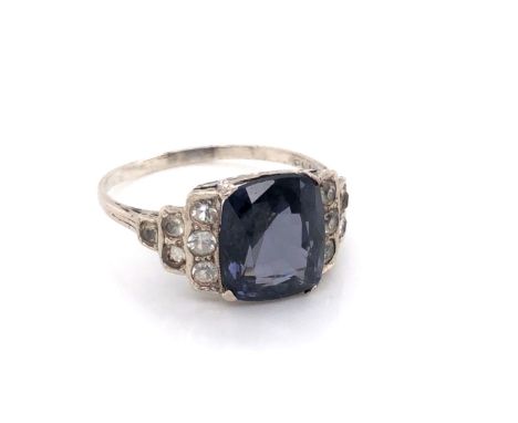 A VINTAGE PLATINUM STAMPED AND ASSESSED PURPLISH / GREY SPINEL AND PASTE STONE RING. THE SPINEL MEASUREMENTS 10.5 X 9mm. FING