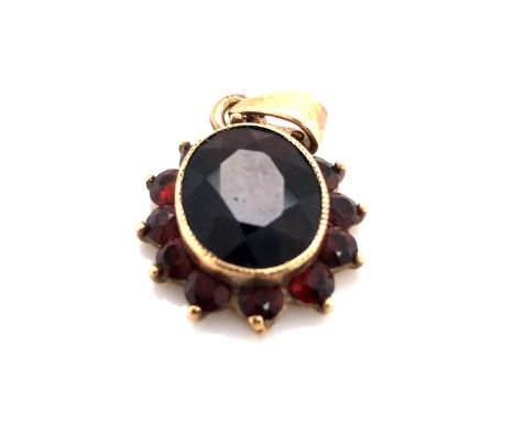 A VINTAGE PYROPE GARNET CLUSTER PENDANT. STAMPED 9.375, AND ASSESSED AS 9ct YELLOW GOLD. DROP 2.1cms INCLUDING BAIL. WEIGHT 1
