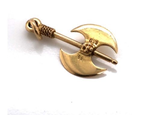 A VIKING AXE PENDANT CHARM. STAMPED 585 AND ASSESSED AS 14ct YELLOW GOLD. LENGTH 2.3cms. WEIGHT 1.54grms.