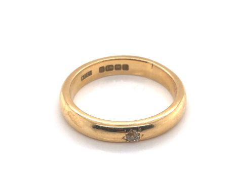 AN 18ct HALLMARKED YELLOW GOLD AND DIAMOND SET RING. THE OLD CUT DIAMOND APPROX 0.05cts. DATED 1932, BIRMINGHAM. FINGER SIZE 