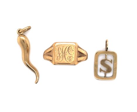 A 9ct GOLD STAMPED INITIAL S IN A FRAME PENDANT, A 9ct STAMPED HORN OF PLENTY PENDANT, AND A UNHALLMARKED SIGNET RING. ALL AS