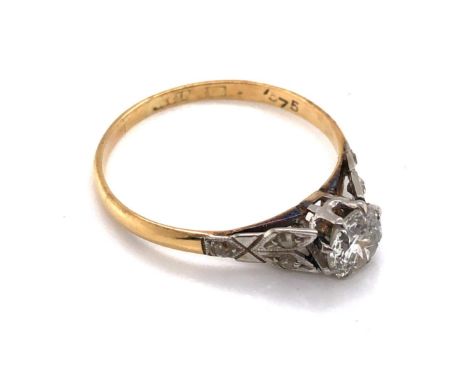 AN ANTIQUE 18ct YELLOW GOLD AND DIAMOND SOLITAIRE RING WITH DIAMOND SET SHOULDERS. STAMPED 18ct PLAT AND OTHER INDISTINCT MAR