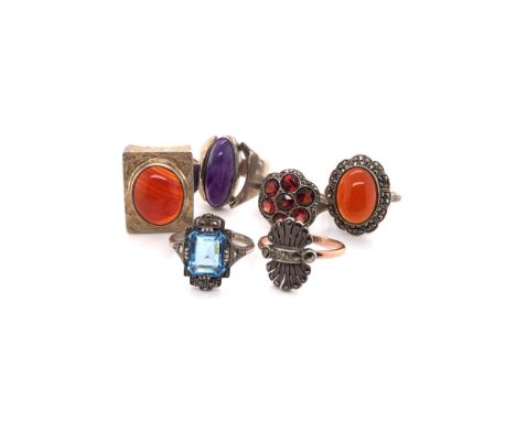 FIVE VINTAGE SILVER RINGS, TO INCLUDE AN UNMARKED SILVER GARNET CLUSTER, A 1950'S BLUE PASTE AND MARCASITE RING HALLMARKED SI