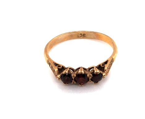 A VINTAGE THREE STONE GARNET RING, STAMPED 9ct AND ASSESSED AS 9ct YELLOW GOLD. FINGER SIZE P. WEIGHT 1.86grms. 