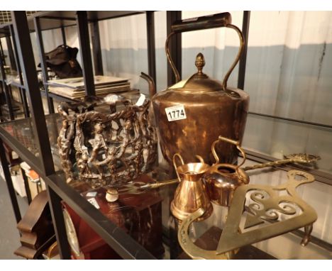 Small amount of brass and copperware including kettle with acorn finial 
