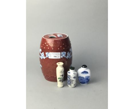 CHINESE CERAMIC BARREL LIDDED JAR, 16cm high, along with two snuff bottles and a miniature vase (4)