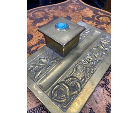 ARTS &amp; CRAFTS BRASS DESK INKSTAND, the inkwell with ceramic liner and stone set hinged lid, 22.5cm wide