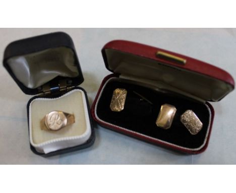 A pair of 9ct gold chain link cuff links together with a 9ct gold signet ring, engraved "R", combined weight 7.8g&nbsp;