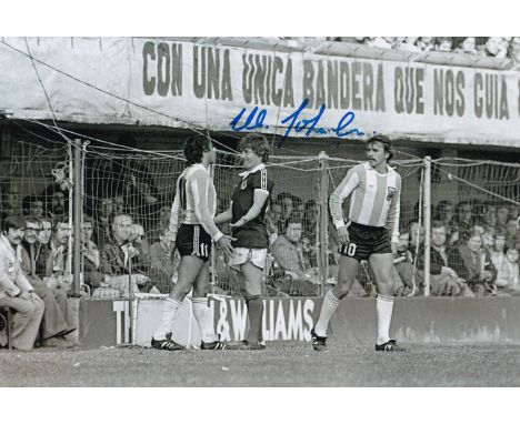 Autographed WILLIE JOHNSTON 12 x 8 photo : B/W, depicting Argentina's Vicente Pernia squaring up to Scotland's WILLIE JOHNSTO