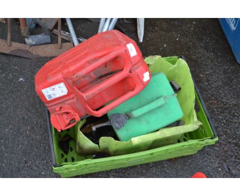 Mixed Lot: Fuel tanks, gate brackets etc