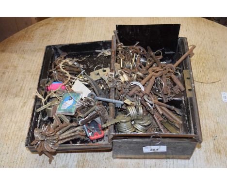 Box of various assorted vintage keys