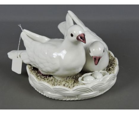 Large Italian ceramic centrepiece, depicting a pair of white doves on a nest, approx 11.8" diameter