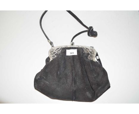 SMALL EARLY 20TH CENTURY BLACK VELVET FINISH HANDBAG WITH BASE METAL MOUNTS