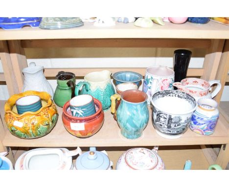 VARIOUS CERAMICS TO INCLUDE A POOLE POTTERY JUG, VICTORIAN JUGS, BRETBY JARDINIERE AND OTHER ASSORTED ITEMS