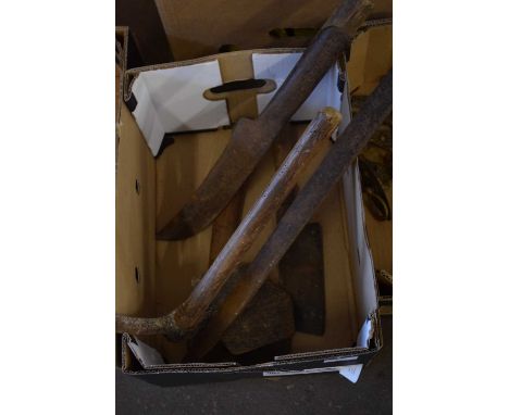 BOX OF MIXED ITEMS TO INCLUDE HAND AXE AND VARIOUS OTHER TOOLS