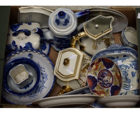 Ceramics - a Copeland Spode cakestand; a 19th century Willow pattern breakfast dish and cover; further 19th century and later