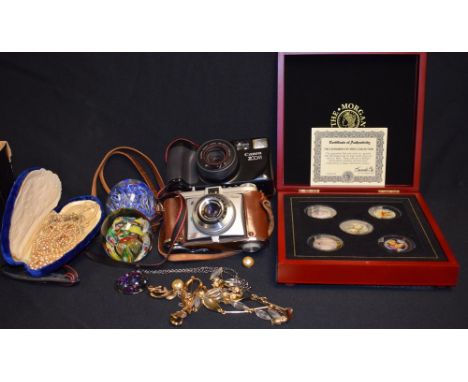 A Kodak Retinette camera; a Canon camera, 35mm; a set of Morgan Mint, Leonardo dollars, boxed; a Sarahkoov suite of jewellery