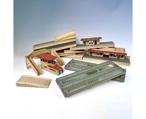 Hornby Dublo Metal Art-Deco Station, Footbridge, Signal Box and Plastic Engine Shed.Comprising 4 ramps and 16 straight platfo