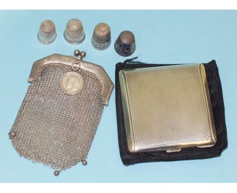 An engine-turned silver compact, Birmingham 1942, a small chain mail purse and four thimbles.