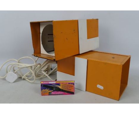 Pifco - Ultra Tonic - UV light. A pair of vintage 1970/1980's Pifco Ultra Tonic UV lights, 1 is fitted with 240v 300w Pifco U