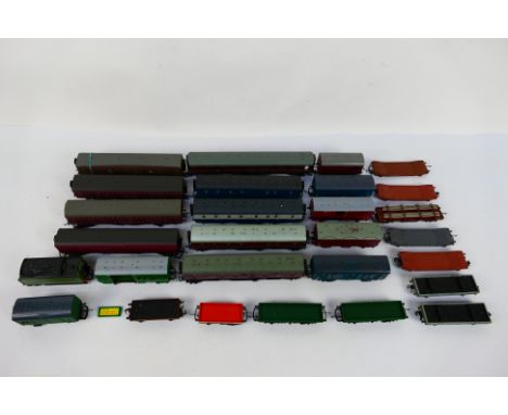 Lima - Bachmann - Mainline - Wrenn - A collection of unboxed OO gauge wagons and coaches including a Thompson 63 foot brake 2