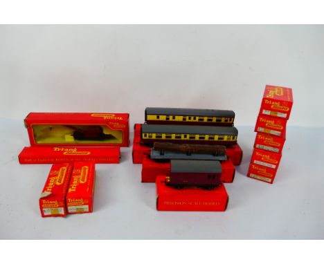 Tri-ang - A collection of boxed OO gauge rolling stock including 2 x Shell tank wagons # R.211, horse box # R.123, milk wagon