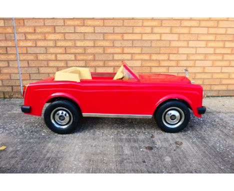 Sharna - Tri-ang - A vintage 1983 Rolls Royce Corniche electric / pedal car. This example still has its original set of keys 