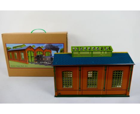 Darstaed - A boxed O gauge tinplate Darstaed ES1 Modular Engine Shed. The engine shed appears to be in Mint condition. The sh