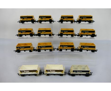 Lima - Hornby - 13 x unboxed OO gauge hopper wagons in Tarmac livery and 2 x Procor hopper wagons in Tarmac livery. They show