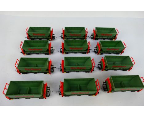Hornby - 12 x unboxed OO gauge 50T PGA aggregate hopper wagons in Redland livery # R026. They show light signs of use and app