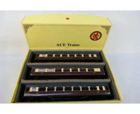 Ace Trains - A boxed O Gauge Ace Trains Set B BR Mk.I Pullman Set. The three coaches show some light signs of use appearing t