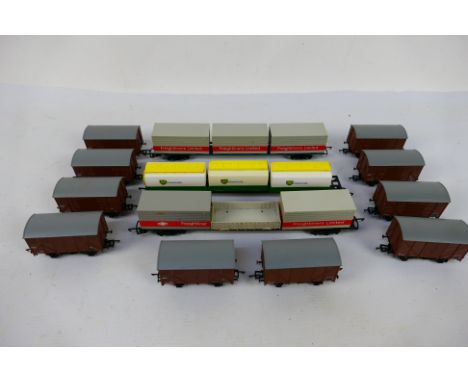 Hornby - Dapol - 10 x OO gauge box vans and 3 x low wagons with Freightliner containers and BP fuel tanks. They show signs of