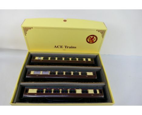 Ace Trains - A boxed O Gauge Ace Trains Set B BR Mk.I Pullman Set. The three coaches show some light signs of use appearing t