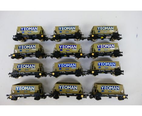 Lima - 12 x unboxed 50T PGA aggregate hopper wagons in Yeoman livery # 305635. They show light signs of use and appear in Ver