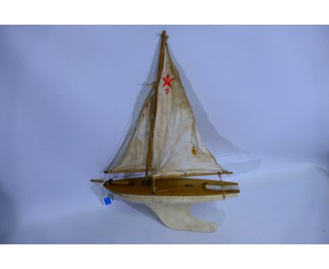 Star - A vintage Endeavour III Mk3 Pond Yacht made by Star Yacht of Birkenhead. It measures 46 x 57 x 13 cm. It appears in Fa