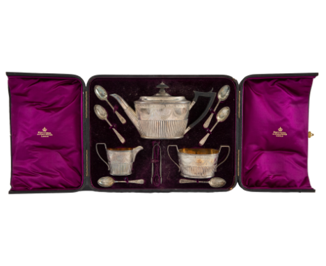 A portable silver tea set (1882 - 1883), Hunt and Roskell, late Storr and Mortimer, London Consists of 6 teaspoons, 1 pair of