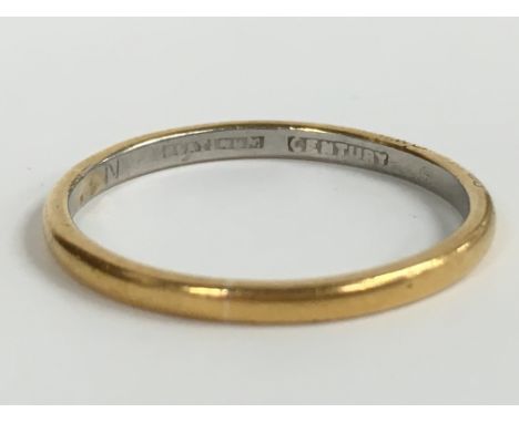 A 22 carat gold and platinum wedding ring (2.2g)