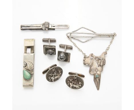 Group of three tie clips and two pairs of sterling cufflinks. Tie clips appear unmarked.Gross weight: Approximately 61gTie cl