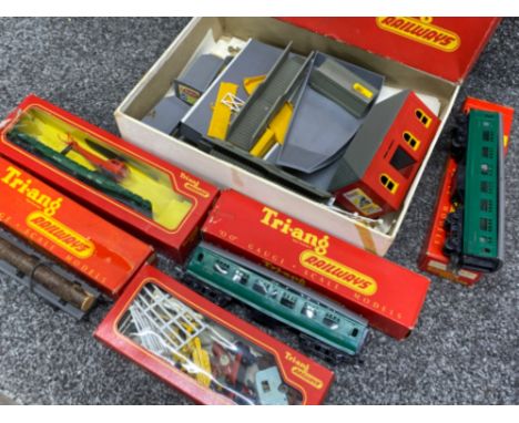 Total of 5 boxed vintage Tri-ang railways items including mail coach set, R.128 operating helicopter cab plus other die cast 