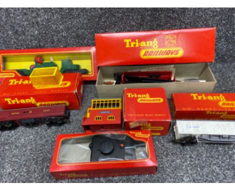6x boxed vintage Tri-ang railways related items including motor, searchlight wagon &amp; R.61 signal box