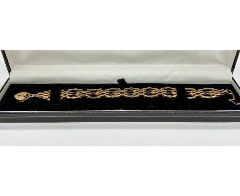 A 9ct gold gate bracelet with heart shaped fastener (Total weight 7g)
