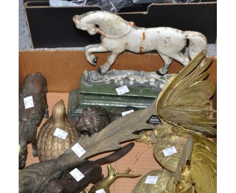 A cast iron nutcracker, as a dog;  a pair of gilt metal roosters;  a cast iron door stop, as a horse;  etc (1 box)