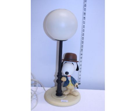 A novelty Snoopy table lamp. Working. 