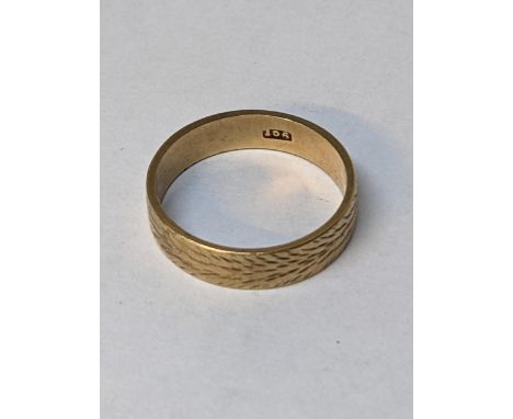 A 9ct gold ring with engrave decoration, 3.1g Location: 