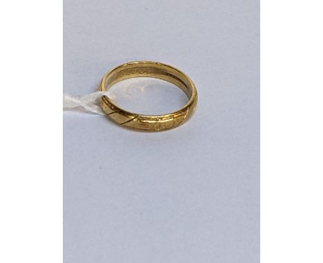 A 18ct gold wedding ring with engraved ornaments, 3.8gLocation: 
