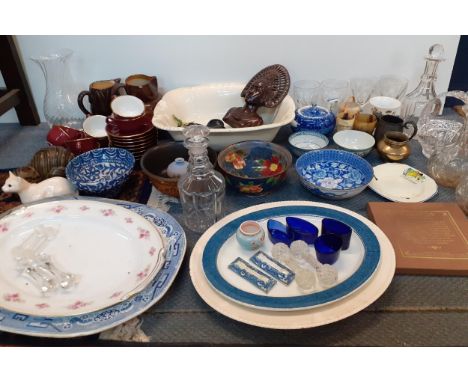 A mixed lot of 20th century household items to include four engraved Georgian style rummers, a cream glazed wash bowl, touris